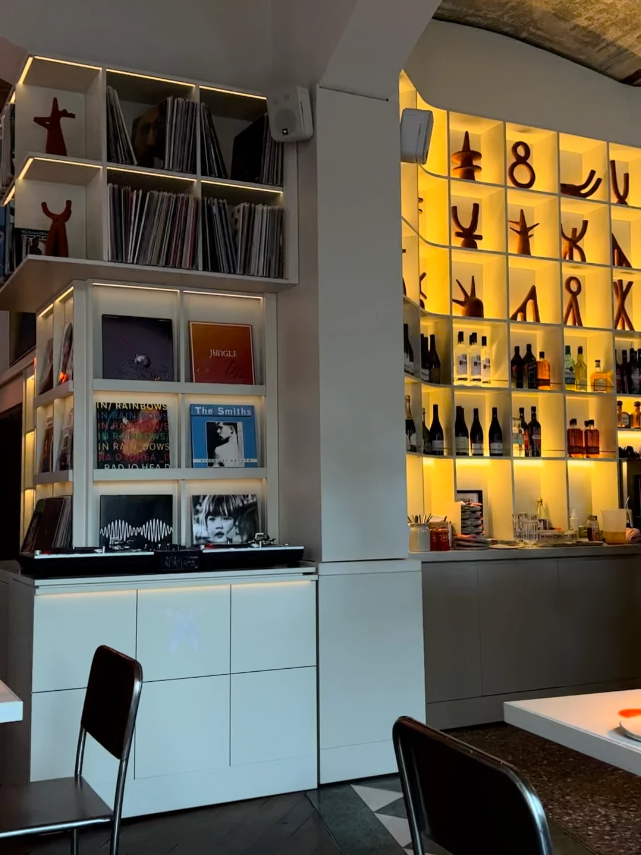 Innenraum mit Schallplatten, Bar und Designelementen